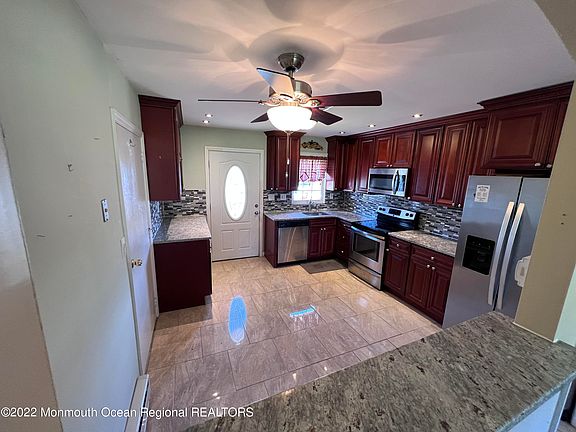 5th image of 557 Sheffield Court #B