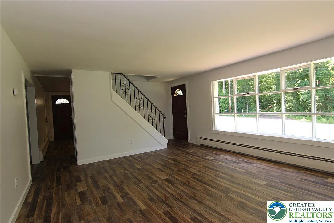 4 bed, 1.0 bath, 1190 sqft, $2,500 — Photo 4