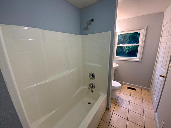3rd image of 906 Koehn Dr