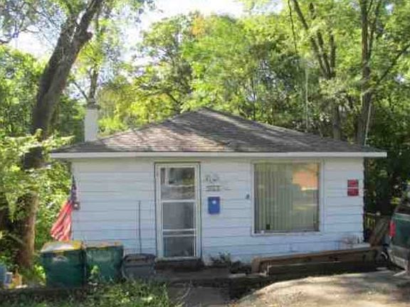 5th image of 113 E Grand Ave