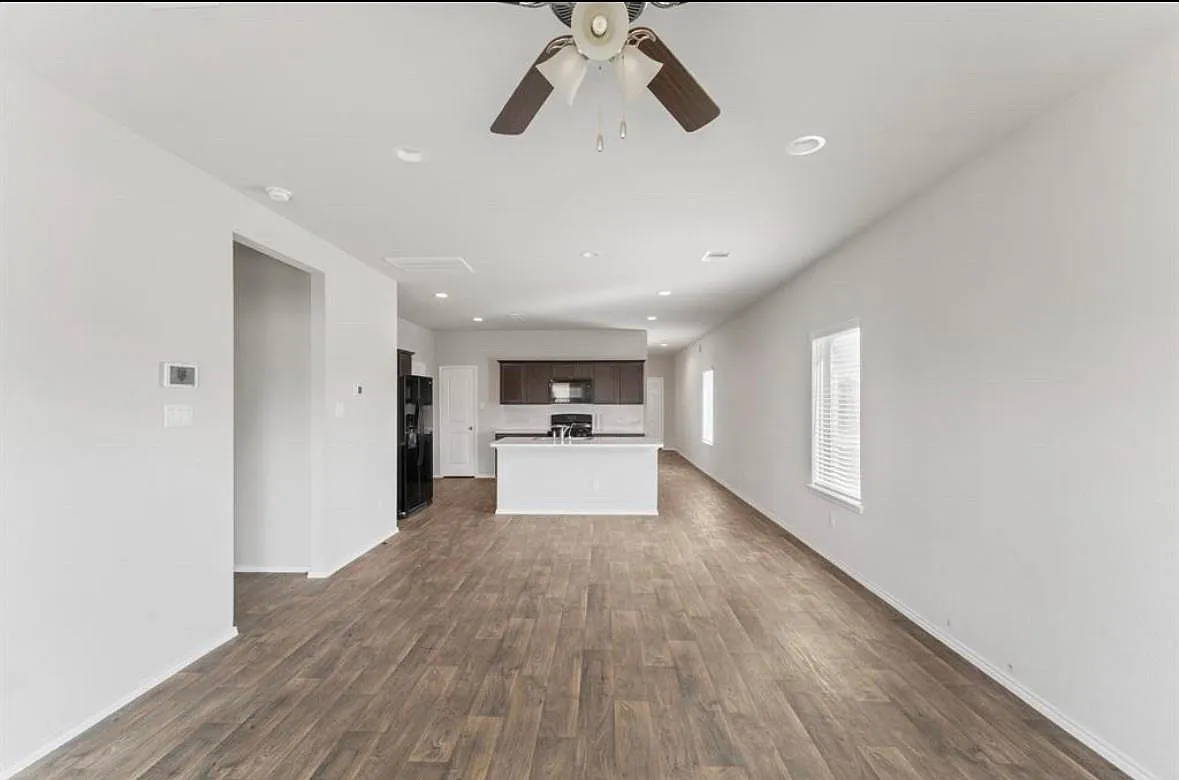 4 bed, 2.5 bath, 2186 sqft, $2,200 — Photo 2
