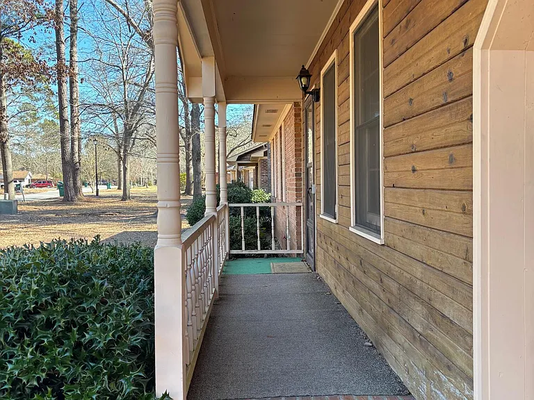 1460 Crowndale Dr — Photo 3
