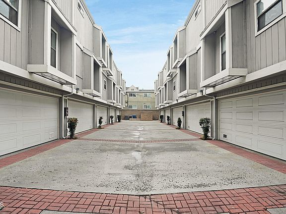 3rd image of 965 E Del Mar Blvd APT 1