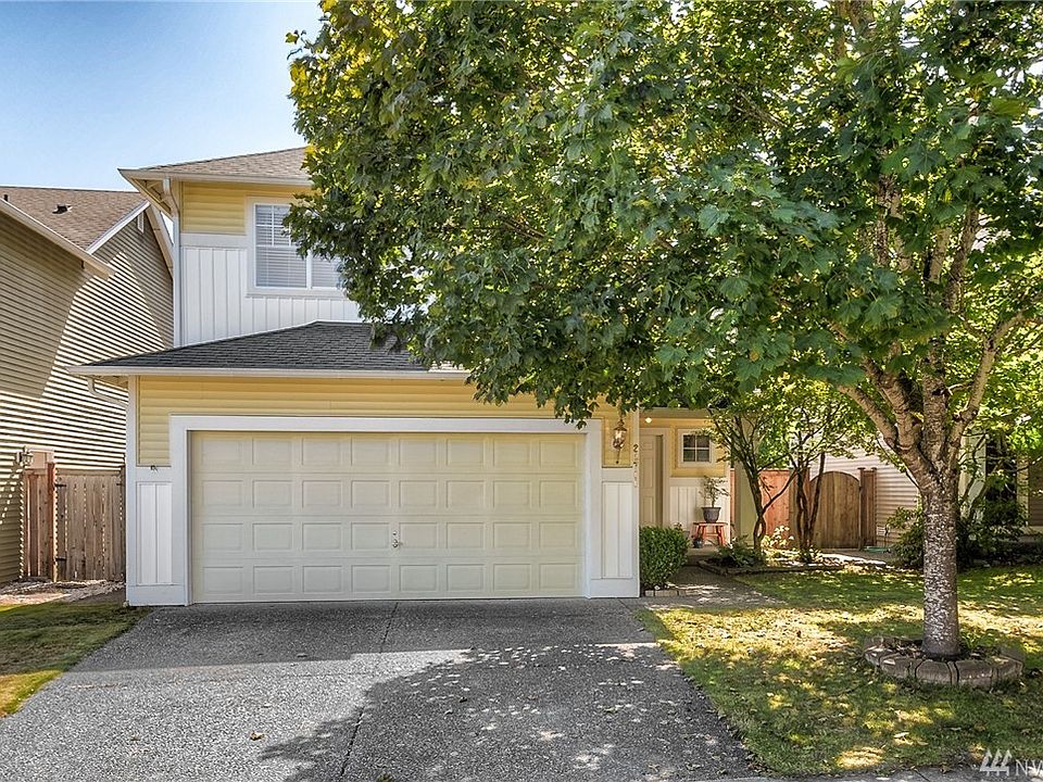 Front Entrance welcomes you home!