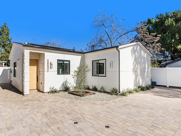 19531 Strathern St — Photo 1