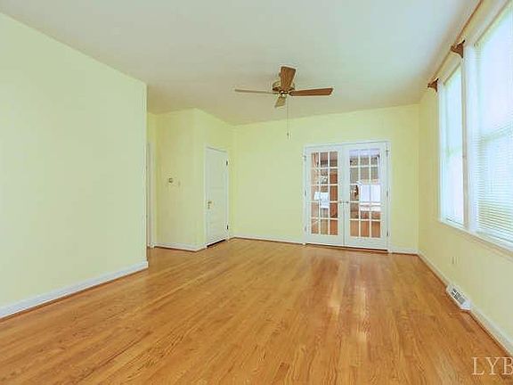 4th image of 1101 Fallen Oaks Ln