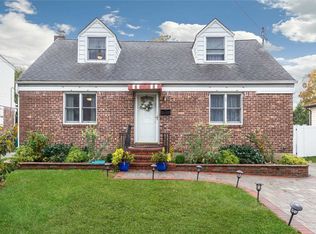 93 Roosevelt Ct, Carle Place, NY 11514