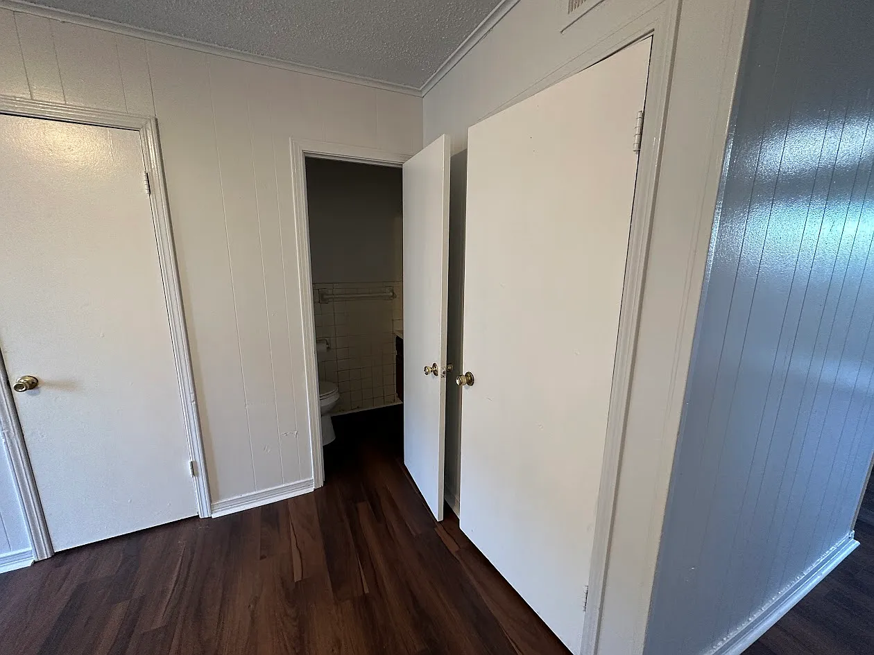 1009 Tallow Tree Ln — Photo 2