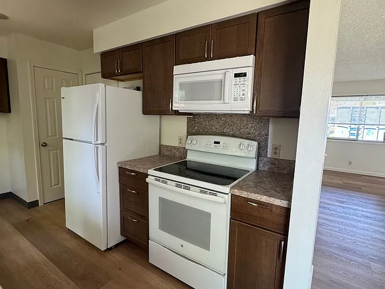 1152 Glenwood St — Photo 8