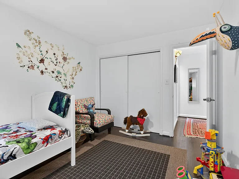 Upper Level Bedroom (Bedroom #2)
