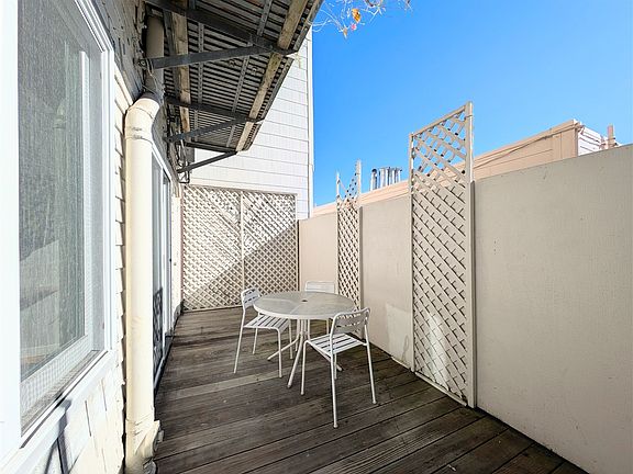 5th image of 1037A Broadway St
