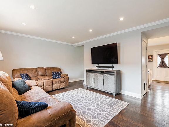 2nd image of 1036 N Boxwood Dr #B