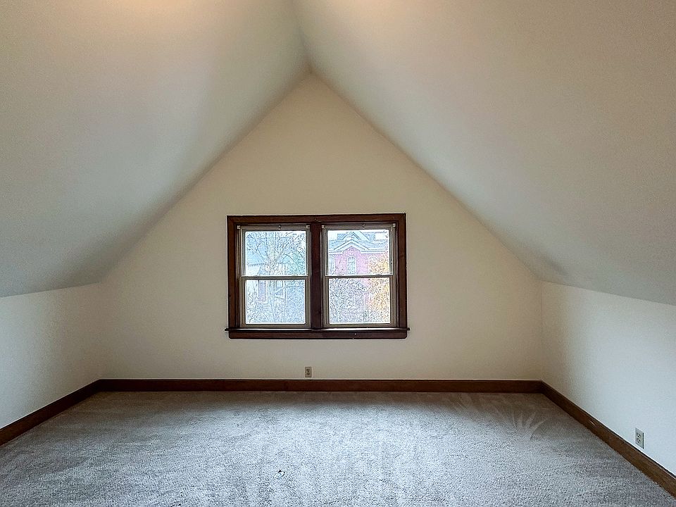 3 Bed / 1 Bath - 1,500 SF - Bedroom