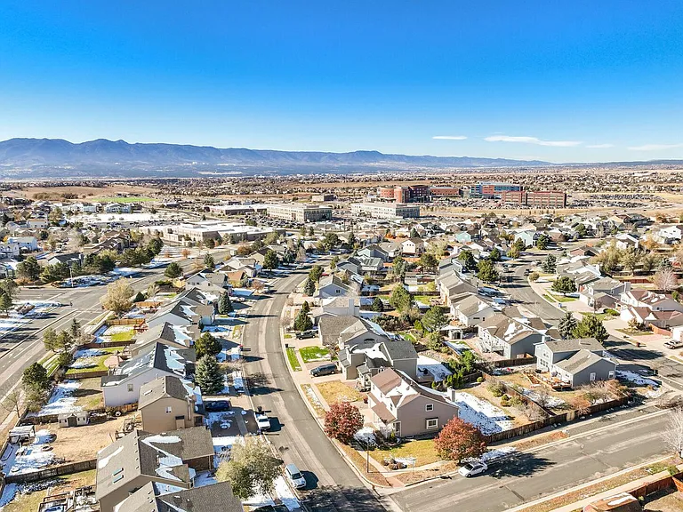 Great view of the mountains and close to hospitals!