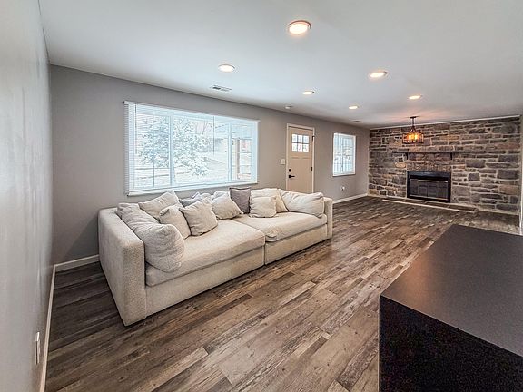3rd image of 61 Vivian Dr