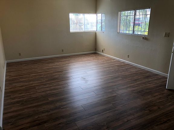 Living room, newly renovated, laminate floor