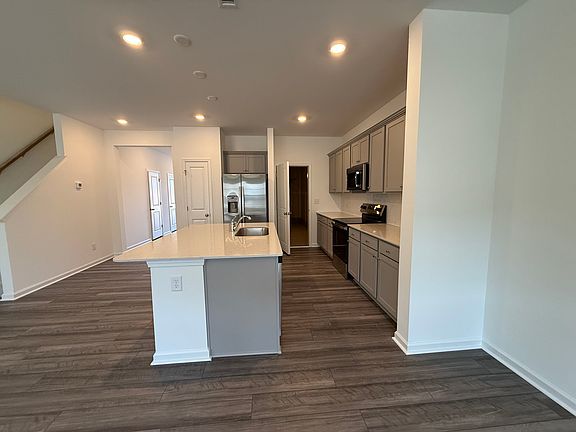 4th image of 205 Lily Patch Ln