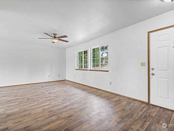 4th image of 10701 202nd Avenue E