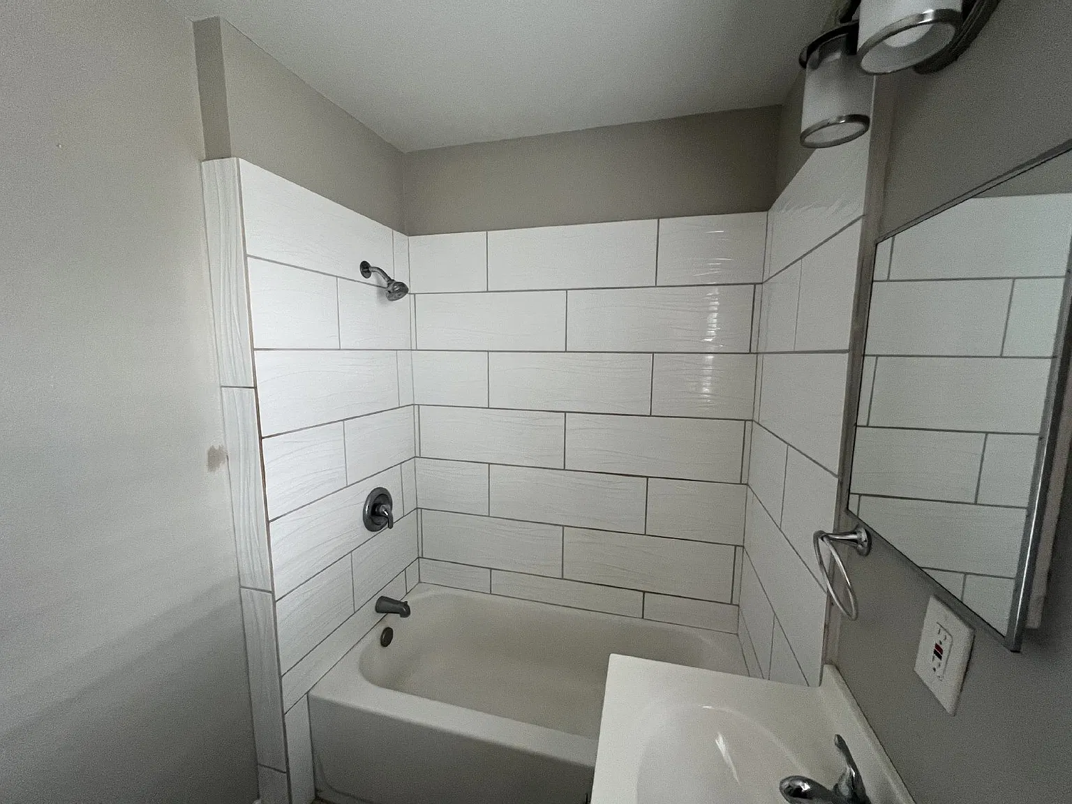 1 bed, 1.0 bath, 676 sqft, $785 — Photo 2