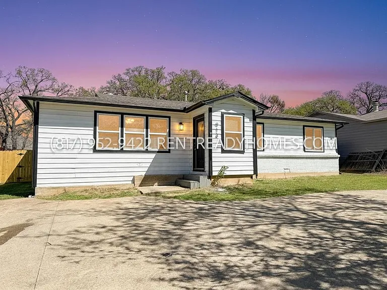 913 Harrison Dr — Photo 1