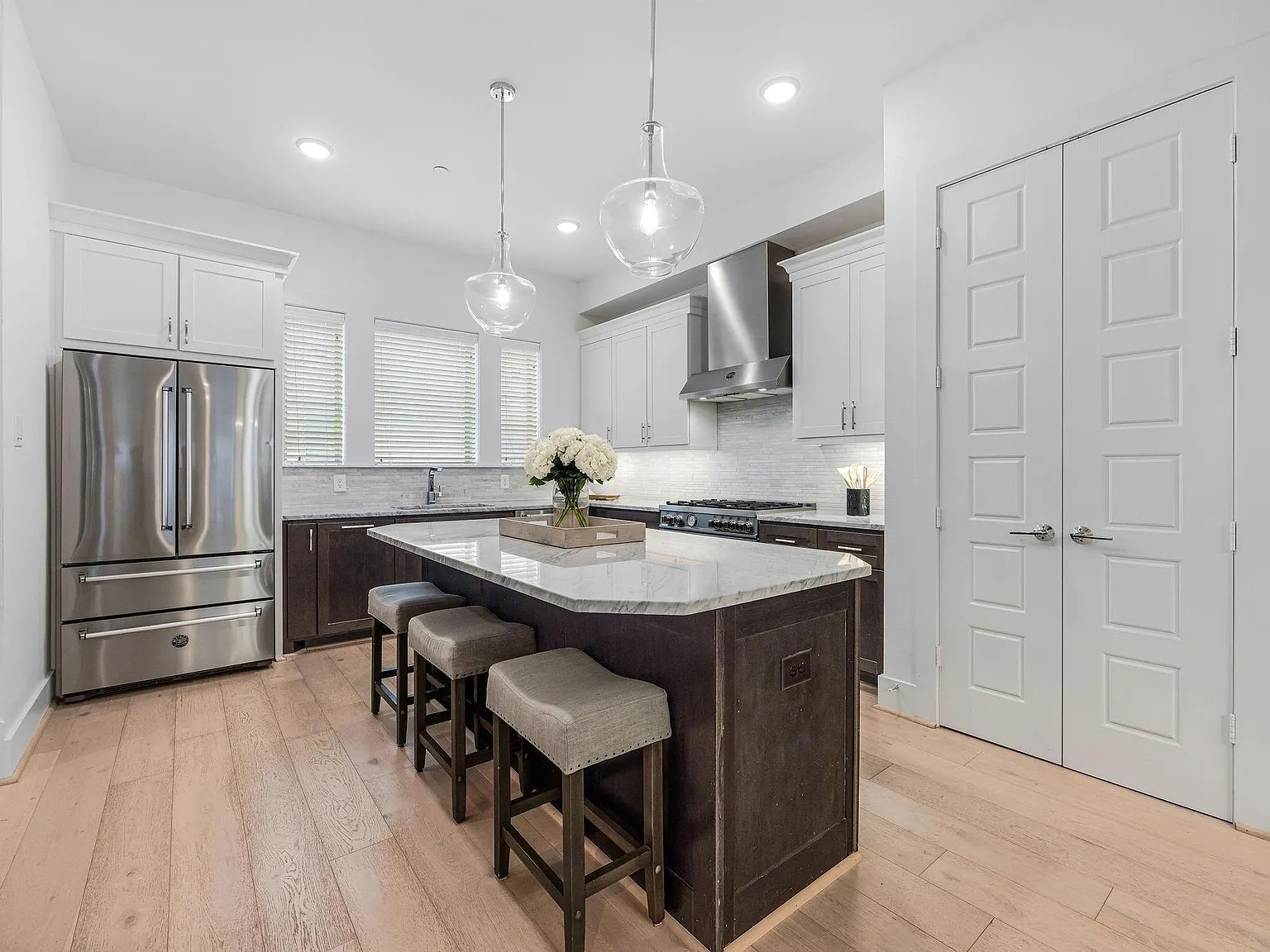 3 bed, 5.0 bath, 2675 sqft, $3,200 — Photo 3