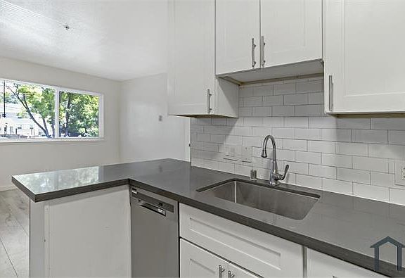 4th image of 10900 Macarthur Blvd #10
