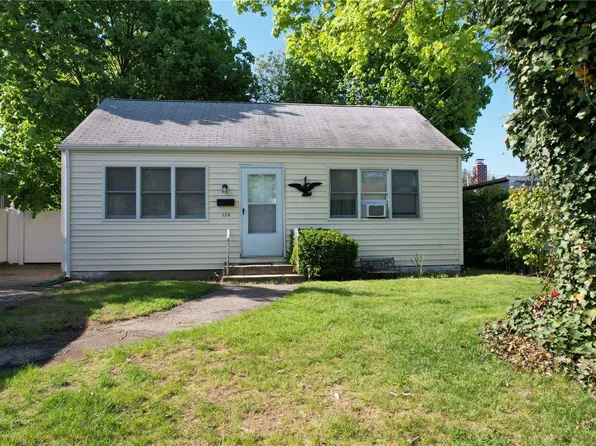 128 E 12th Street, Huntington Station, NY 11746