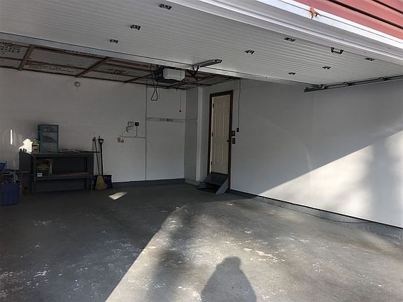 3rd image of 15 Elizabeth Ln
