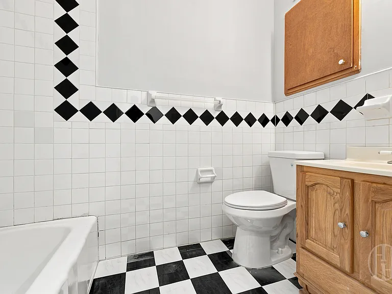 204 E 31st St #1 — Photo 5