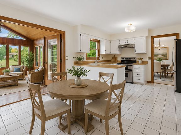 3rd image of 321 Ashwood Dr