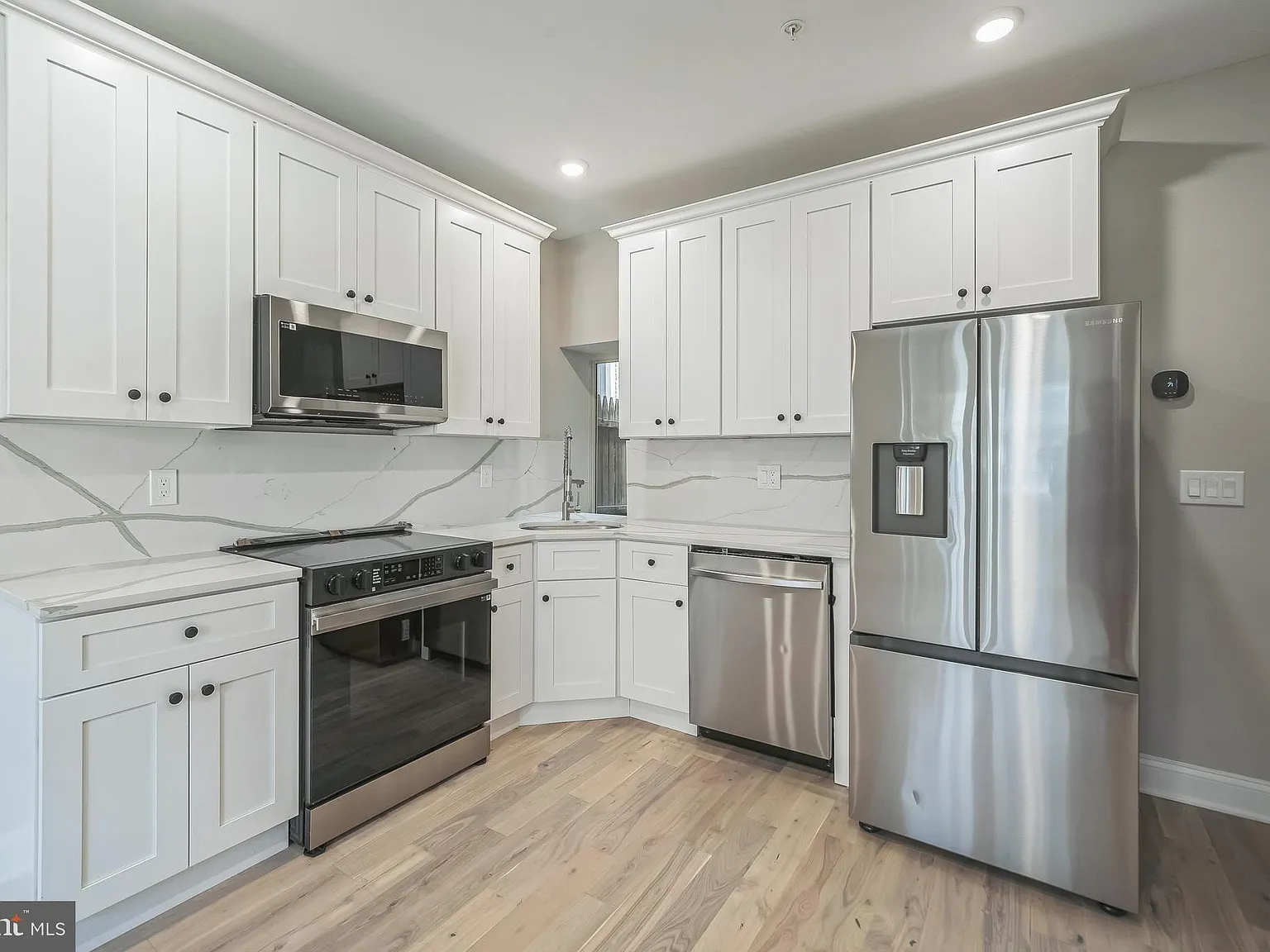 3 bed, 4000 sqft, $2,500 — Photo 4