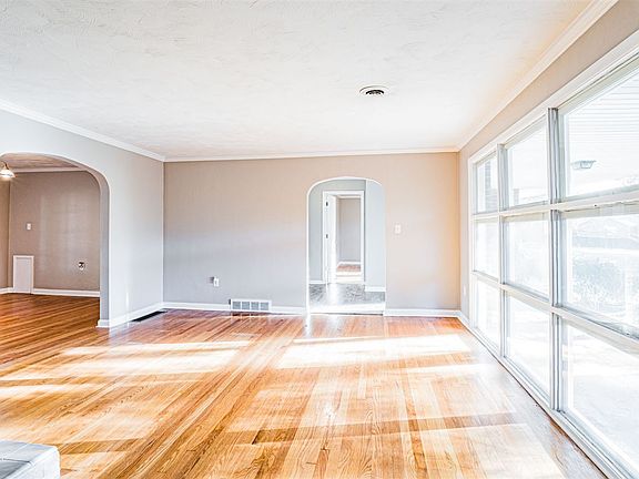 5th image of 348 Leslie Ave
