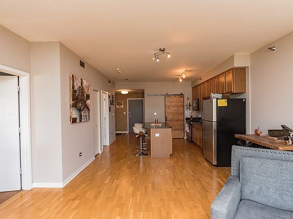 5th image of 4350 N Broadway Ave #707
