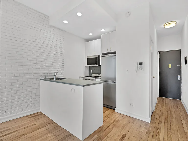 237 E 88th St #302 — Photo 5