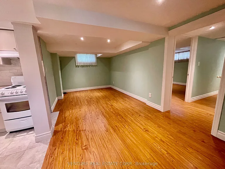 Greylawn Cres — Photo 4