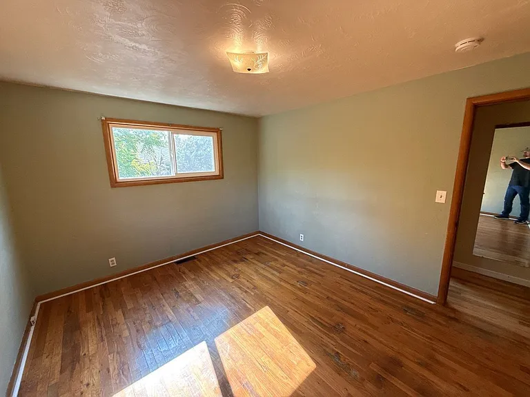 1043 Garlock St S — Photo 22