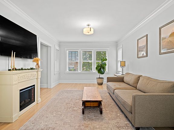 2nd image of 5614 W Cornelia Ave