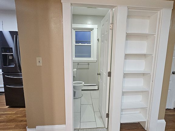 2 full bathroom 1st floor