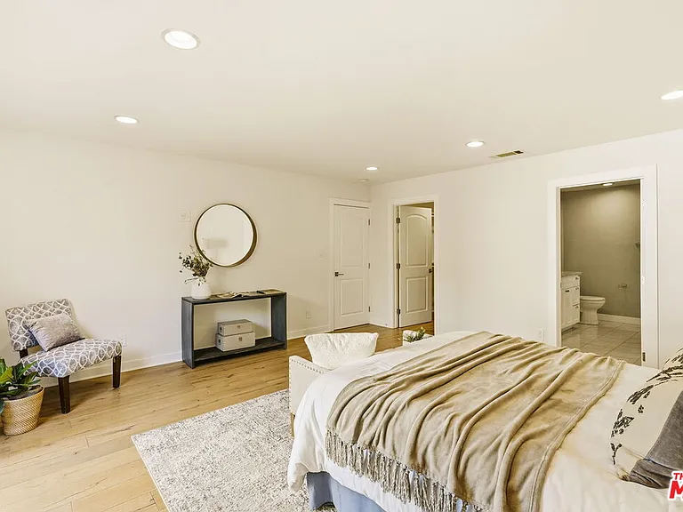 1026 S Windsor Blvd — Photo 37