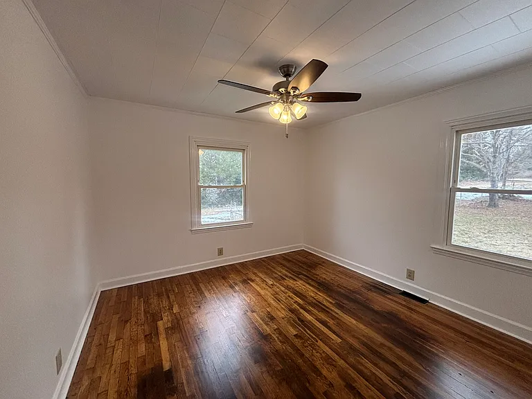512 E Parker St — Photo 15