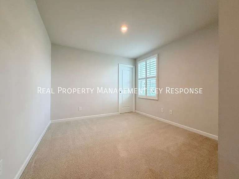 325 Heritage Ave — Photo 15