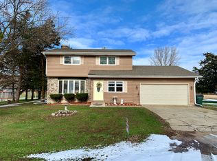 909 Willow St, Maple Park, IL 60151