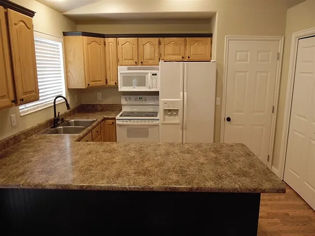 4 bed, 2.5 bath, 1656 sqft, $2,555 — Photo 2