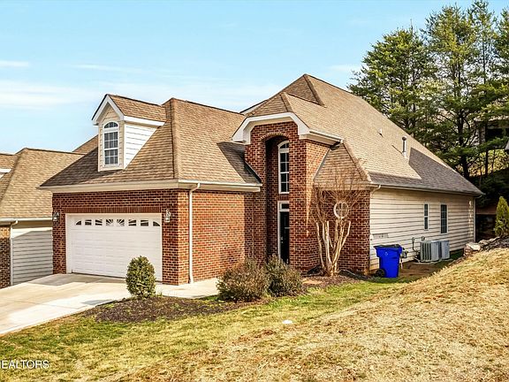 3rd image of 1044 Gothic Manor Way