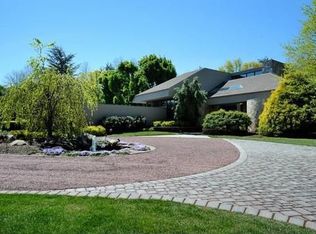 4 Coachmans Ct, Old Westbury, NY 11568