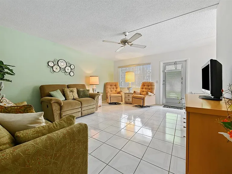 37 Cambridge Rd E #B — Photo 3