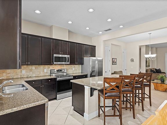 5th image of 920 Lobelia Dr