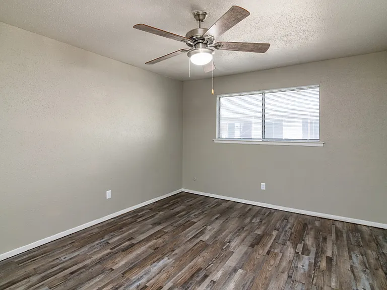 Royal Terrace: Leasing Specials! Renovated Euless Apartments, New Management! — Photo 6