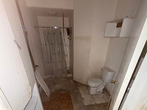 5th image of 223 Eaton Ave