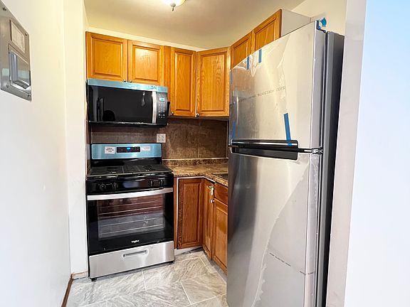 2nd image of 357 Halsey St #4F